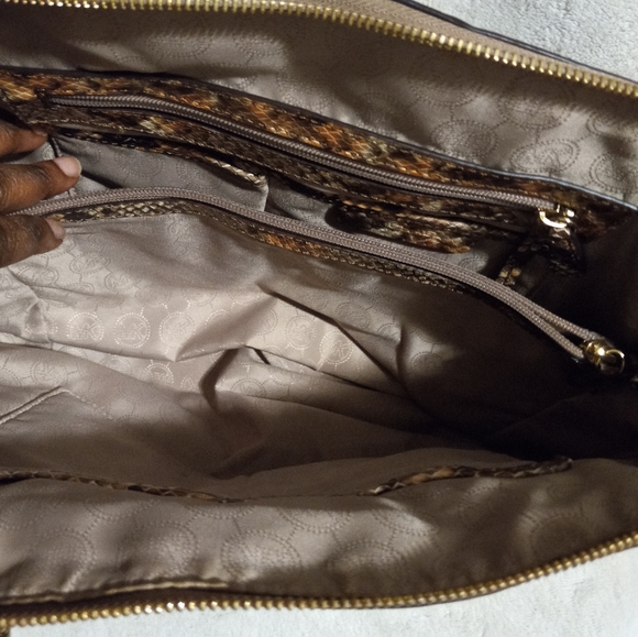 MICHAEL Michael Cantaloupe Cross Body lightly used bag..used twice - Picture 5 of 5